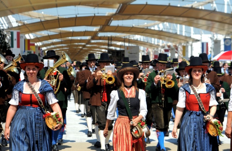 Австрия приезжал. Национальная культура Австрии. Население Австрии. Австрийский национальный праздник. Австрия местные жители.