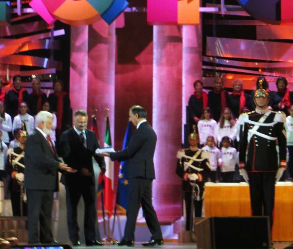 La consegna della bandiera a Expo Dubai durante la cerimonia di chiusura - Milano Expo 2015