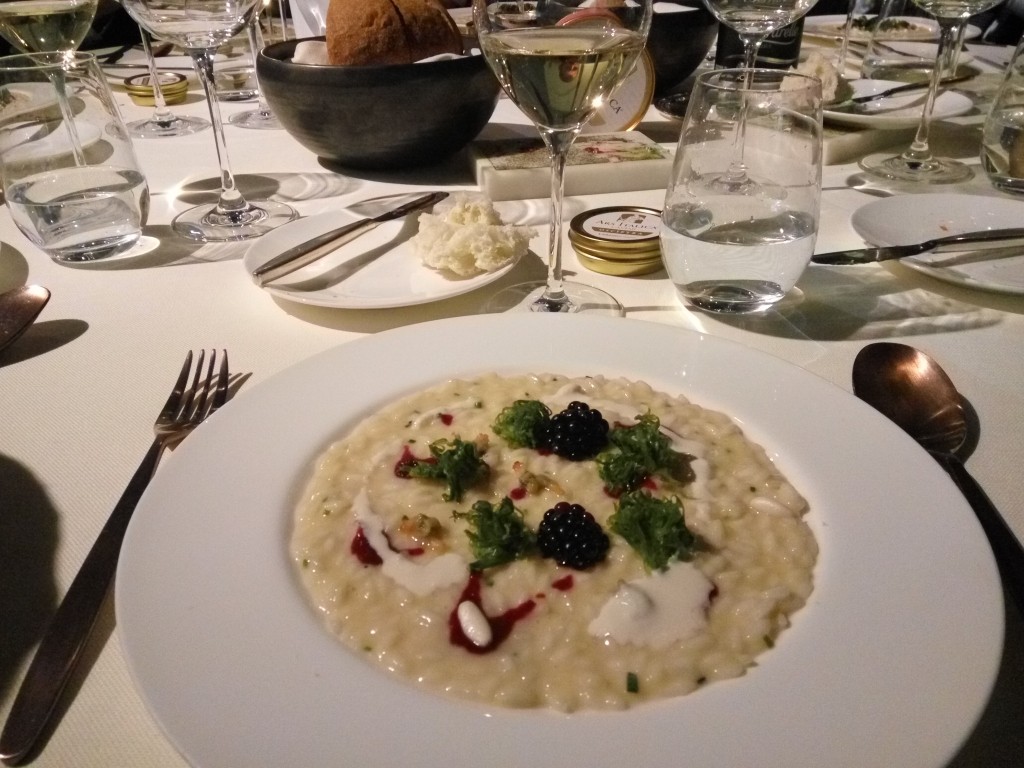 Risotto con pesto di pinoli, lattuga di mare e telline_caviale Oscietra Royal