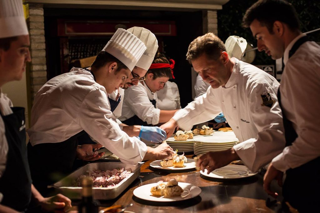 da vittorio ristorazione esterna - I 50 anni del ristorante Da Vittorio raccontati dai Cerea