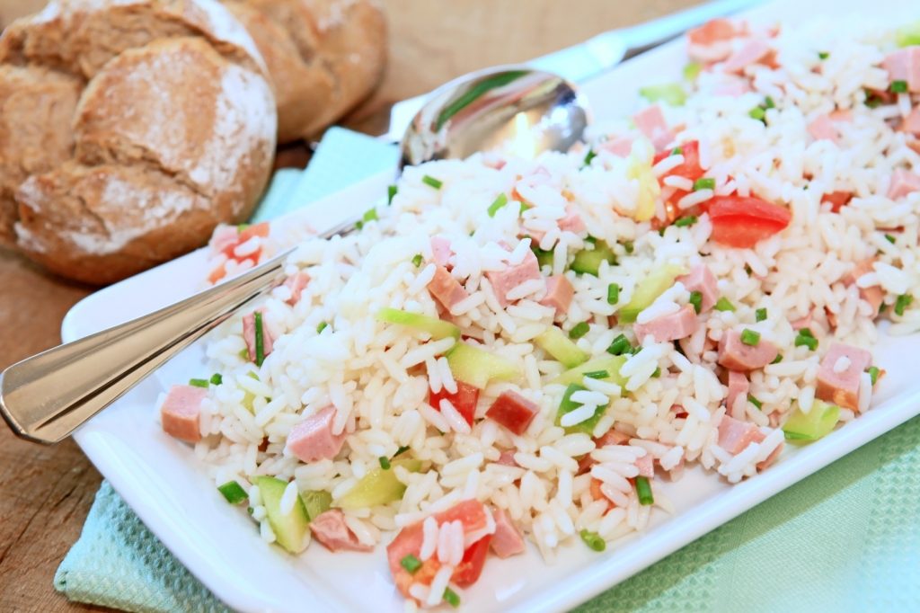 insalata-di-riso-pranzo in spiaggia - Idee e ricette per un pranzo in spiaggia buono e leggero