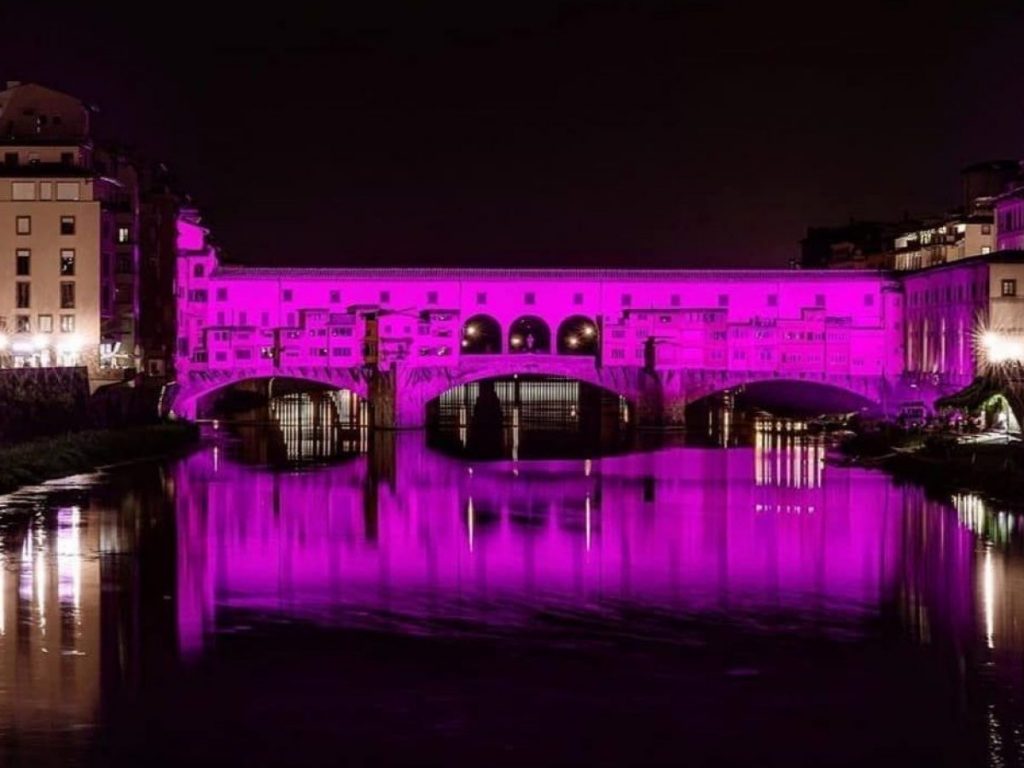 ponte-vecchio-firenze-si-tinge-di-rosa-lotta-cancro