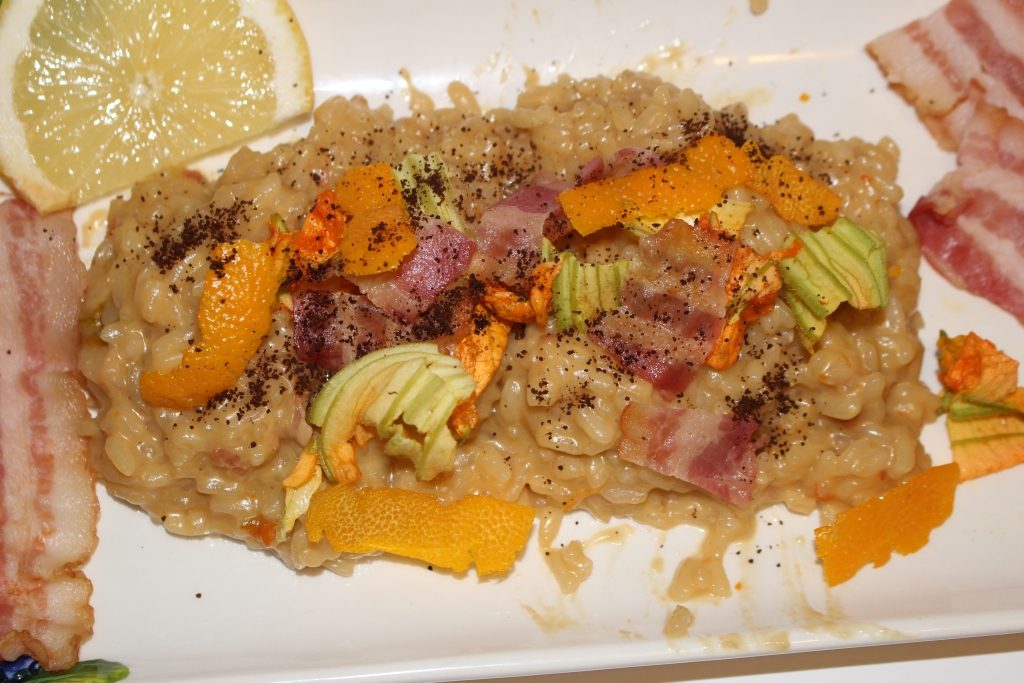 Risotto al caffè, fiori di zucca, scorze d'arancia con il loro succo e bacon croccante - Idee originali di ricette salate con il caffè