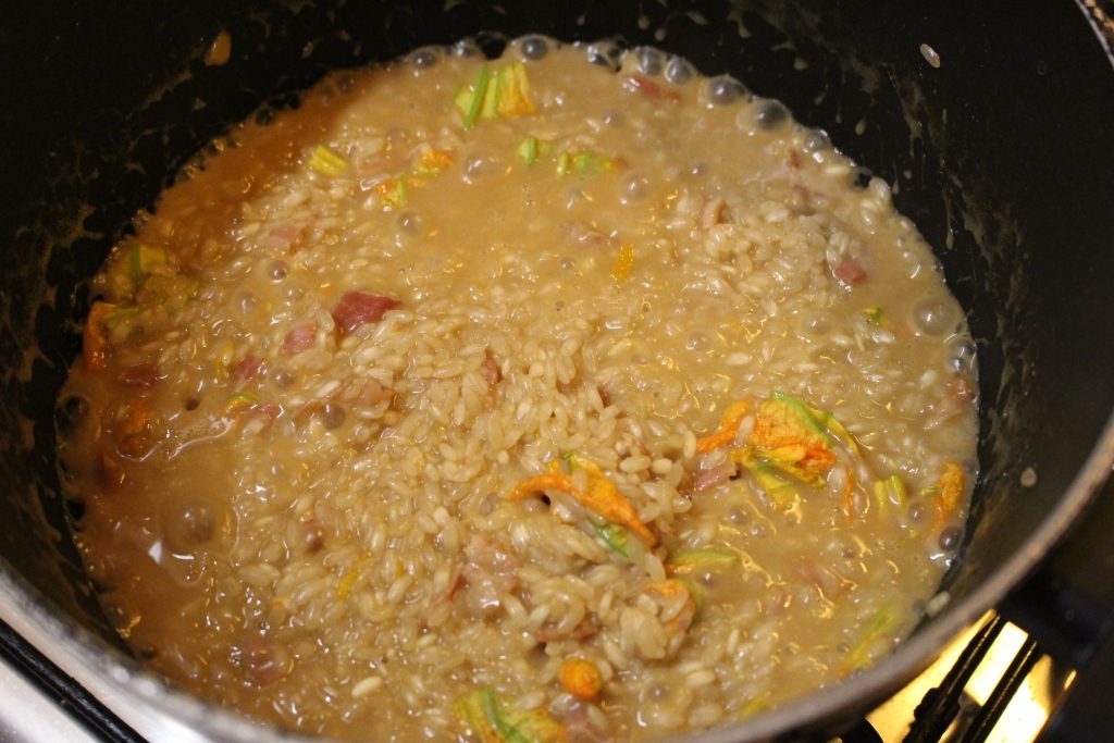 Risotto al caffè, fiori di zucca, scorze d'arancia con il loro succo e bacon croccante