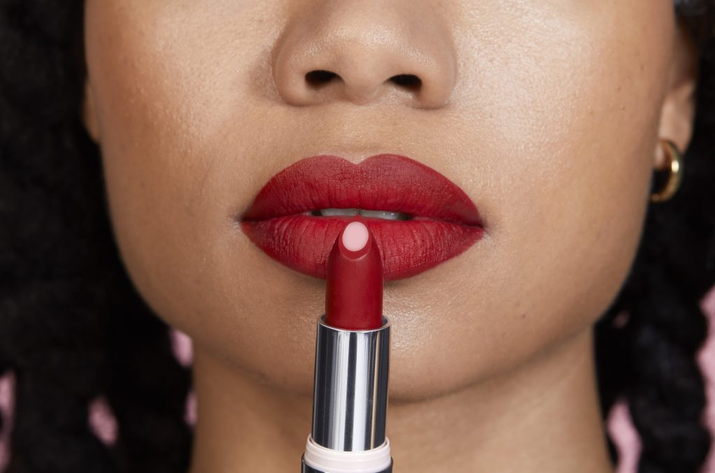 Il rossetto all'acido ialuronico di Avon sostiene le donne