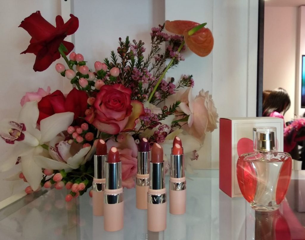 Il rossetto all'acido ialuronico di Avon sostiene le donne